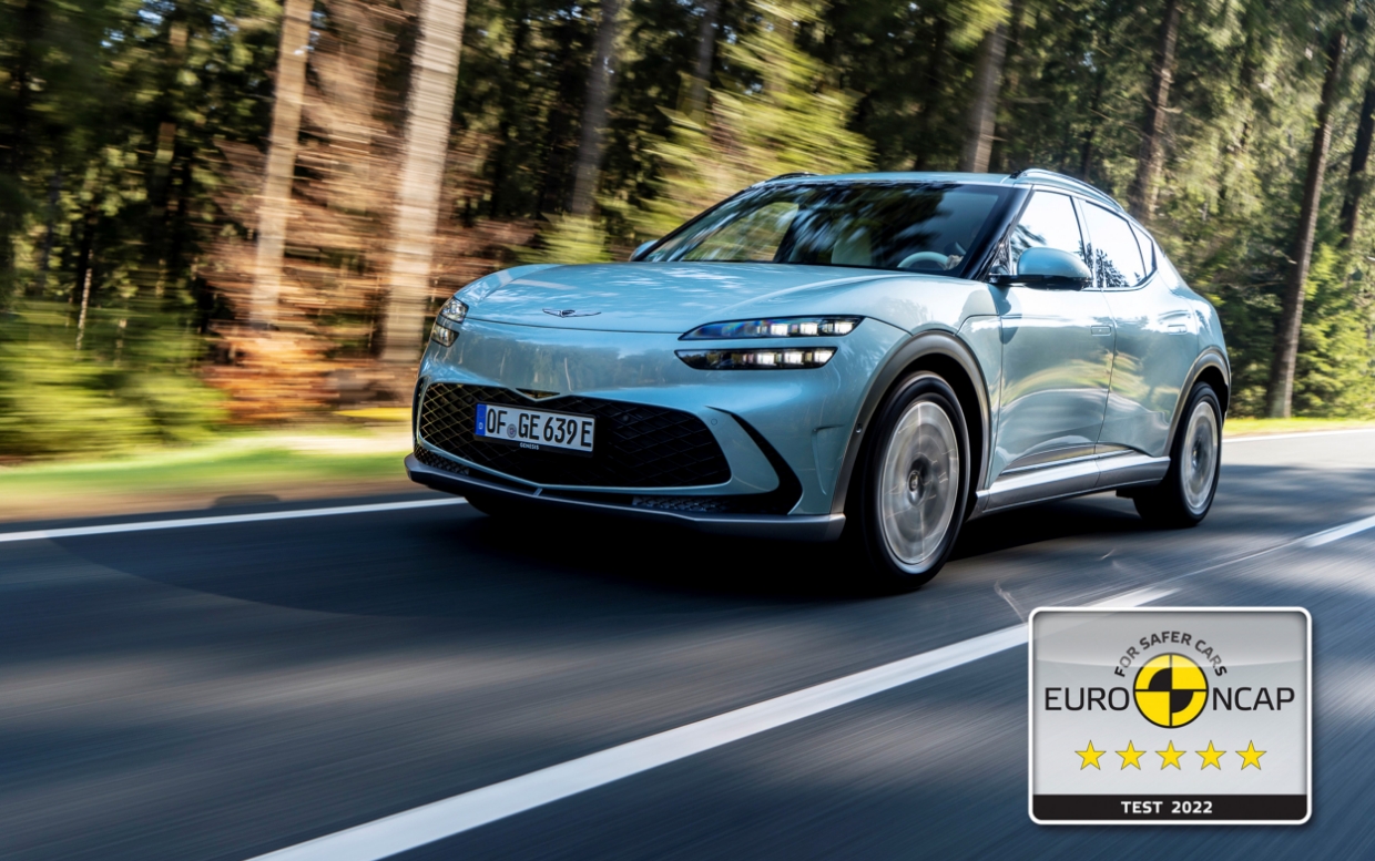 제네시스 GV60이 주행하는 모습