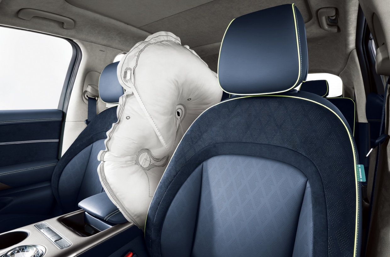 제네시스 GV60에 탑재된 센터 사이드 에어백 전개된 모습