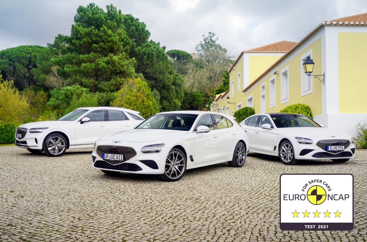 제네시스 GV70, G70 슈팅브레이크, G70가 나란히 주차된 모습