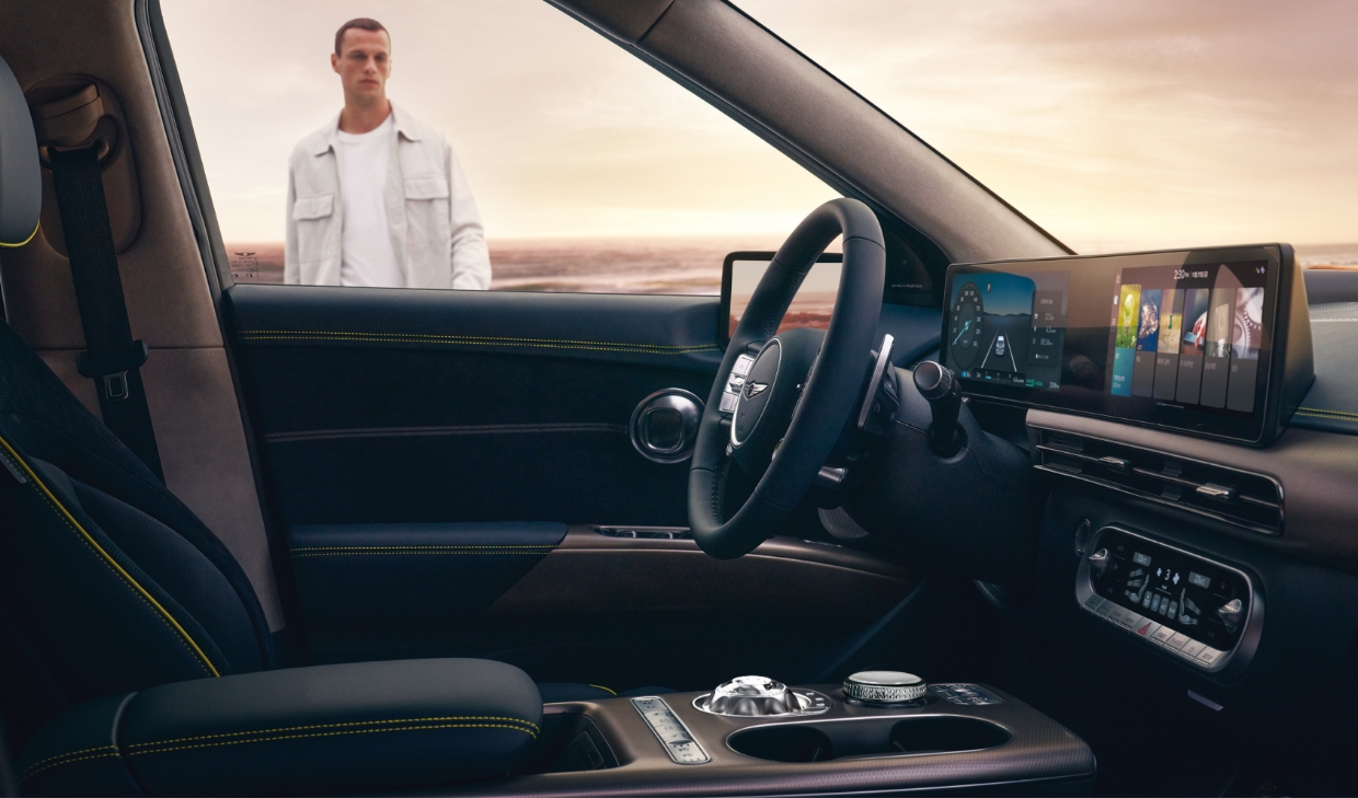 남성이 GV60에 탑승하려는 연출 이미지