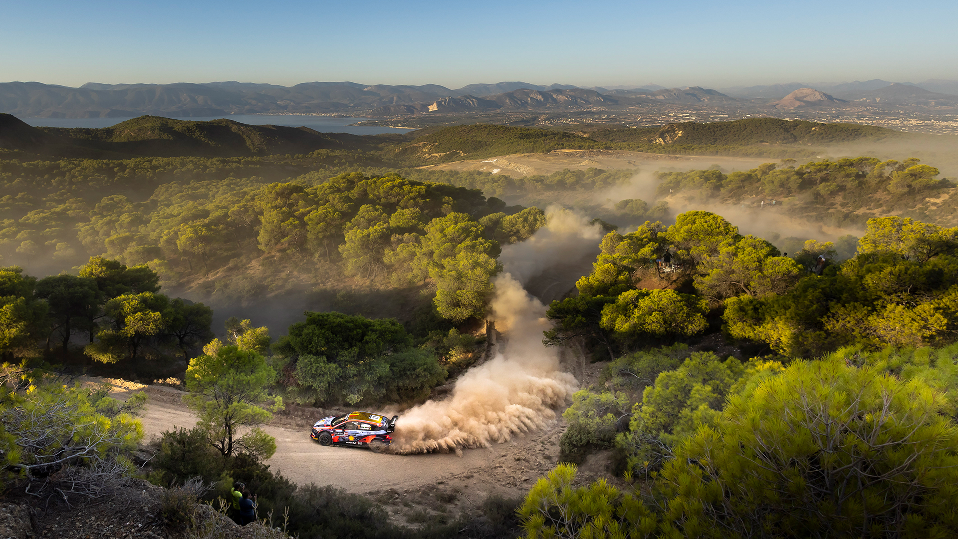 그리스 랠리에서 질주하고 있는 현대 i20 N 랠리1의 모습