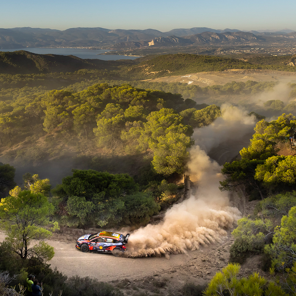 그리스 랠리에서 질주하고 있는 현대 i20 N 랠리1의 모습