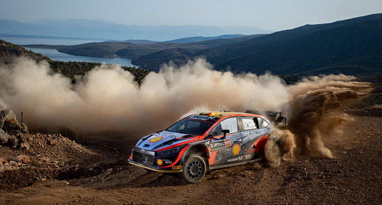 그리스 랠리에서 질주하고 있는 현대 i20 N 랠리1의 모습