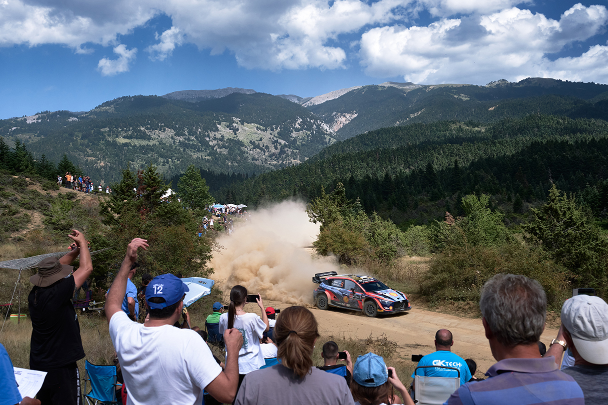 그리스 랠리에서 질주하고 있는 현대 i20 N 랠리1의 모습