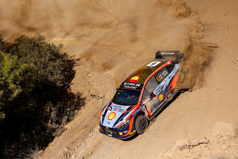 그리스 랠리에서 질주하고 있는 현대 i20 N 랠리1의 모습