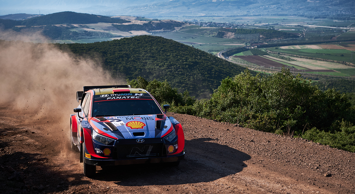그리스 랠리에서 질주하고 있는 현대 i20 N 랠리1의 모습
