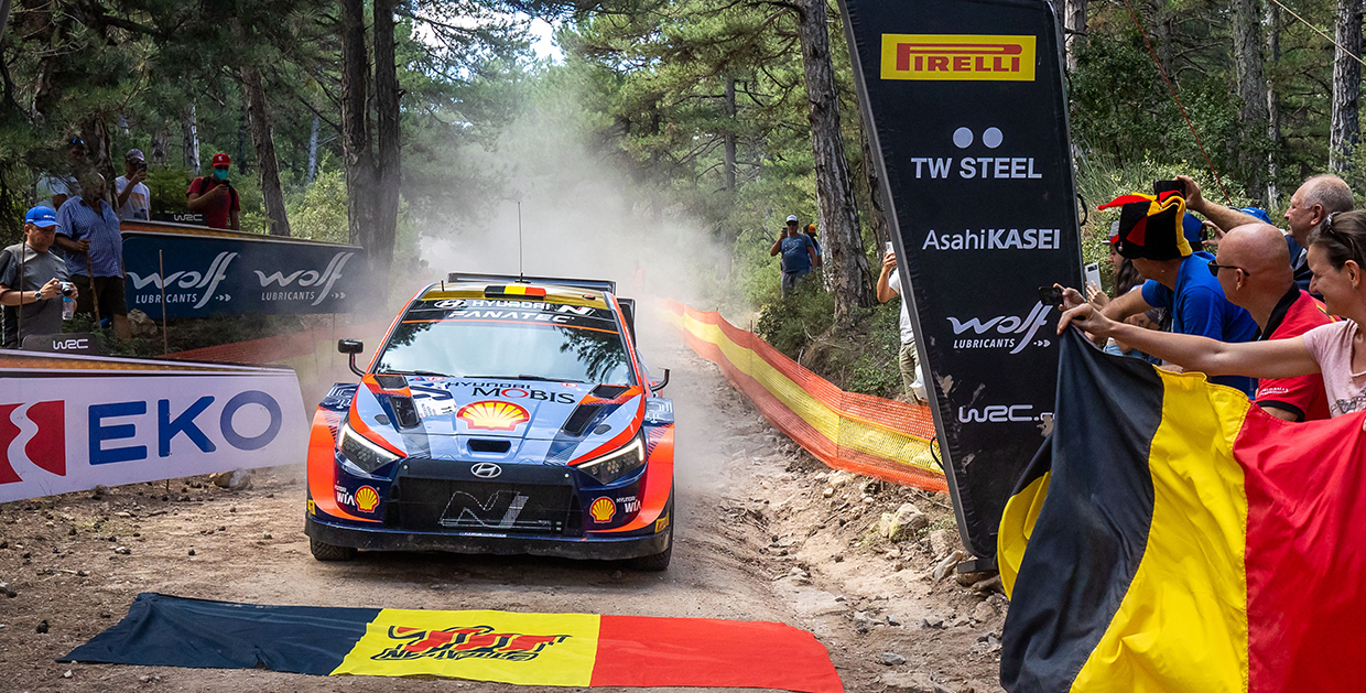 그리스 랠리의 결승선을 통과하고 있는 티에리 누빌의 랠리카를 환영하는 팬들의 모습