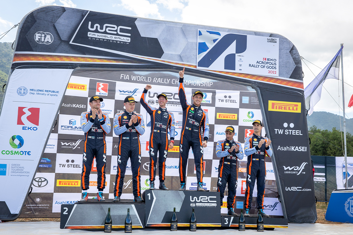 그리스 랠리의 포디엄을 모두 휩쓴 뒤 열광하는 현대 월드랠리팀 드라이버들의 모습