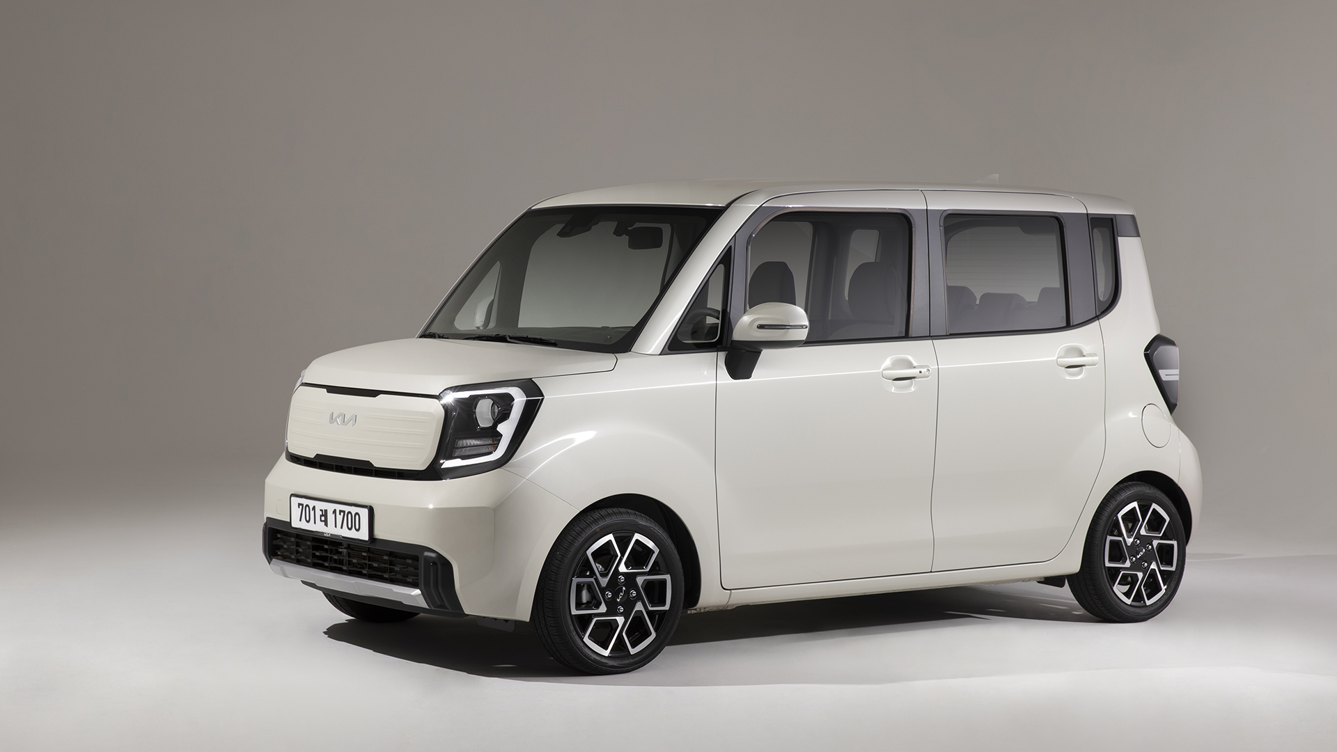 스튜디오에 전시되어 있는 더 뉴 기아 레이의 전측면 모습