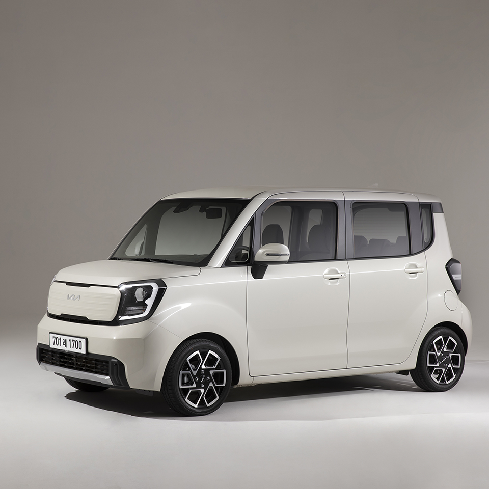 스튜디오에 전시되어 있는 더 뉴 기아 레이의 전측면 모습