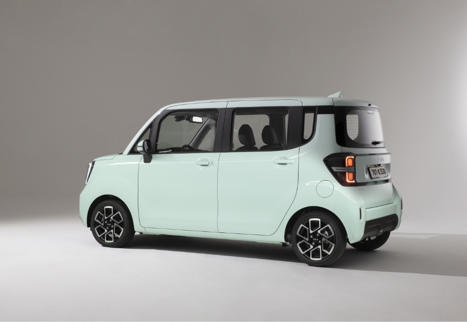 스튜디오에 전시되어 있는 더 뉴 기아 레이의 후측면 모습