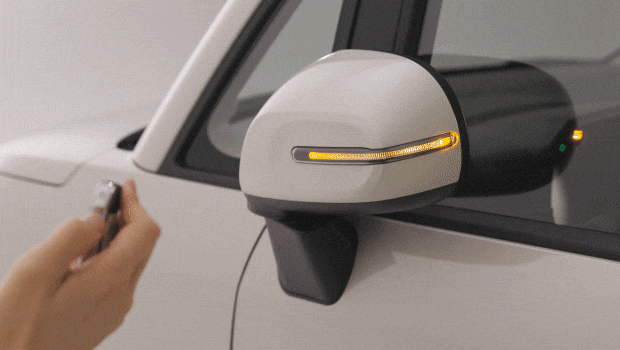 더 뉴 기아 레이의 도어락 연동 아웃사이드 미러 폴딩의 작동 모습과 운전석 통풍 시트 버튼