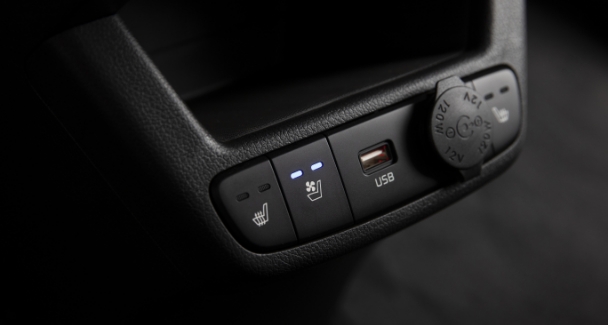 더 뉴 기아 레이의 도어락 연동 아웃사이드 미러 폴딩의 작동 모습과 운전석 통풍 시트 버튼