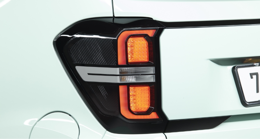 더 뉴 기아 레이의 후측면 디자인을 보여주는 영상과 리어램프 디자인