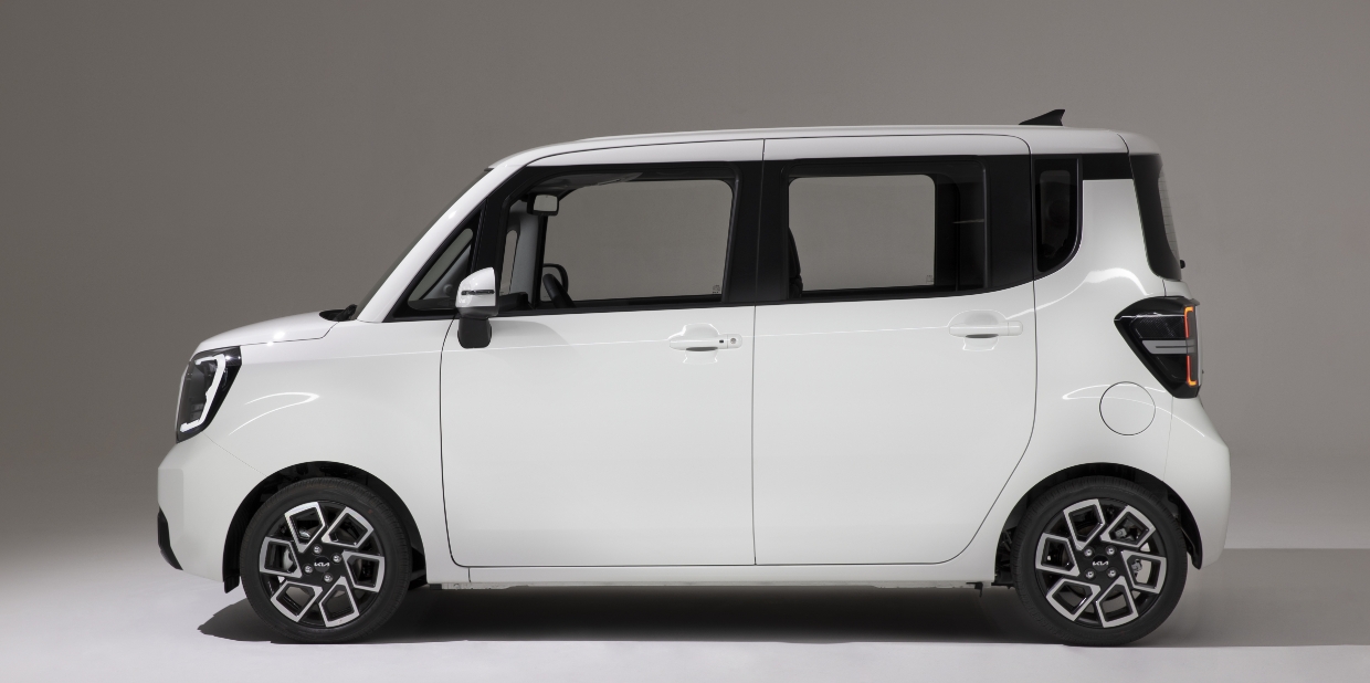 스튜디오에 전시되어 있는 더 뉴 기아 레이의 측면 모습