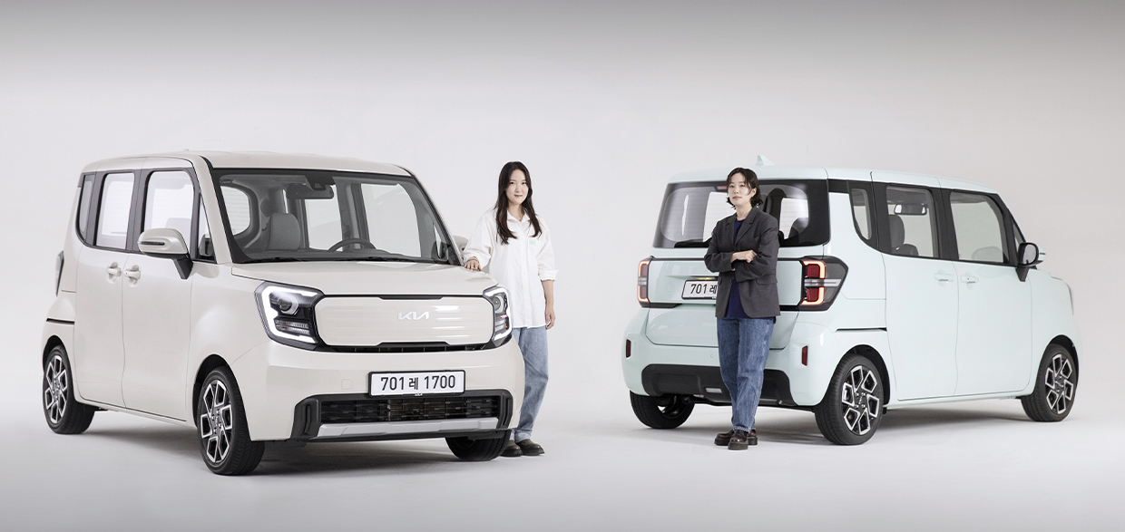 더 뉴 기아 레이와 두 디자이너의 모습