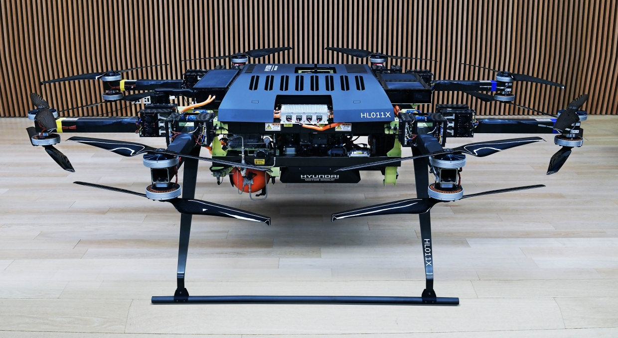 바닥에 놓여 있는 멀티콥터 드론 프로젝트 N