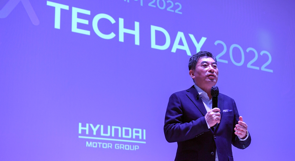 TECH DAY 2022, HYUNDAI MOTOR GROUP가 적힌 프레젠테이션 앞에 마이크를 들고 서 있는 신재원 사장
