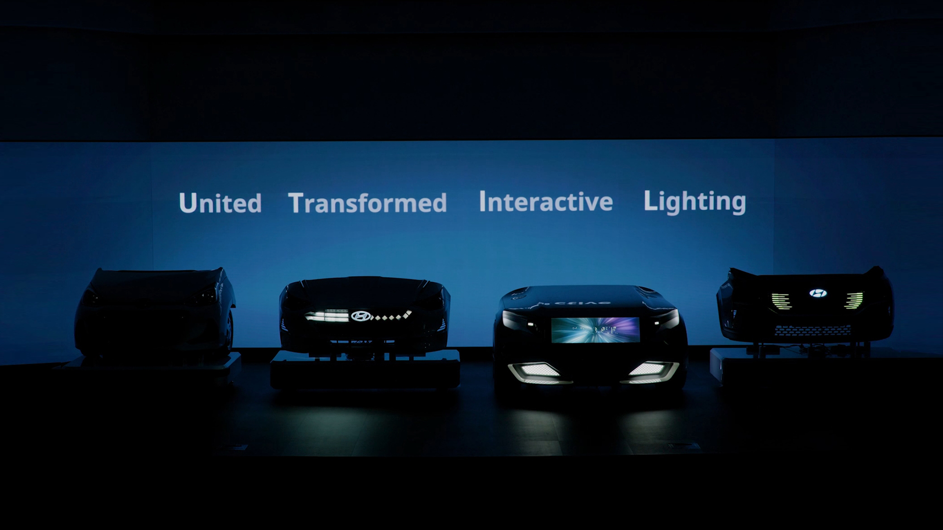 UTILE 전시물이 도열된 모습