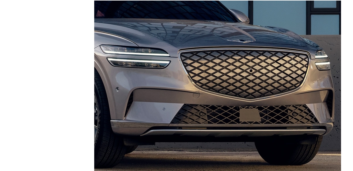 GV70 전동화 모델의 전면부 모습