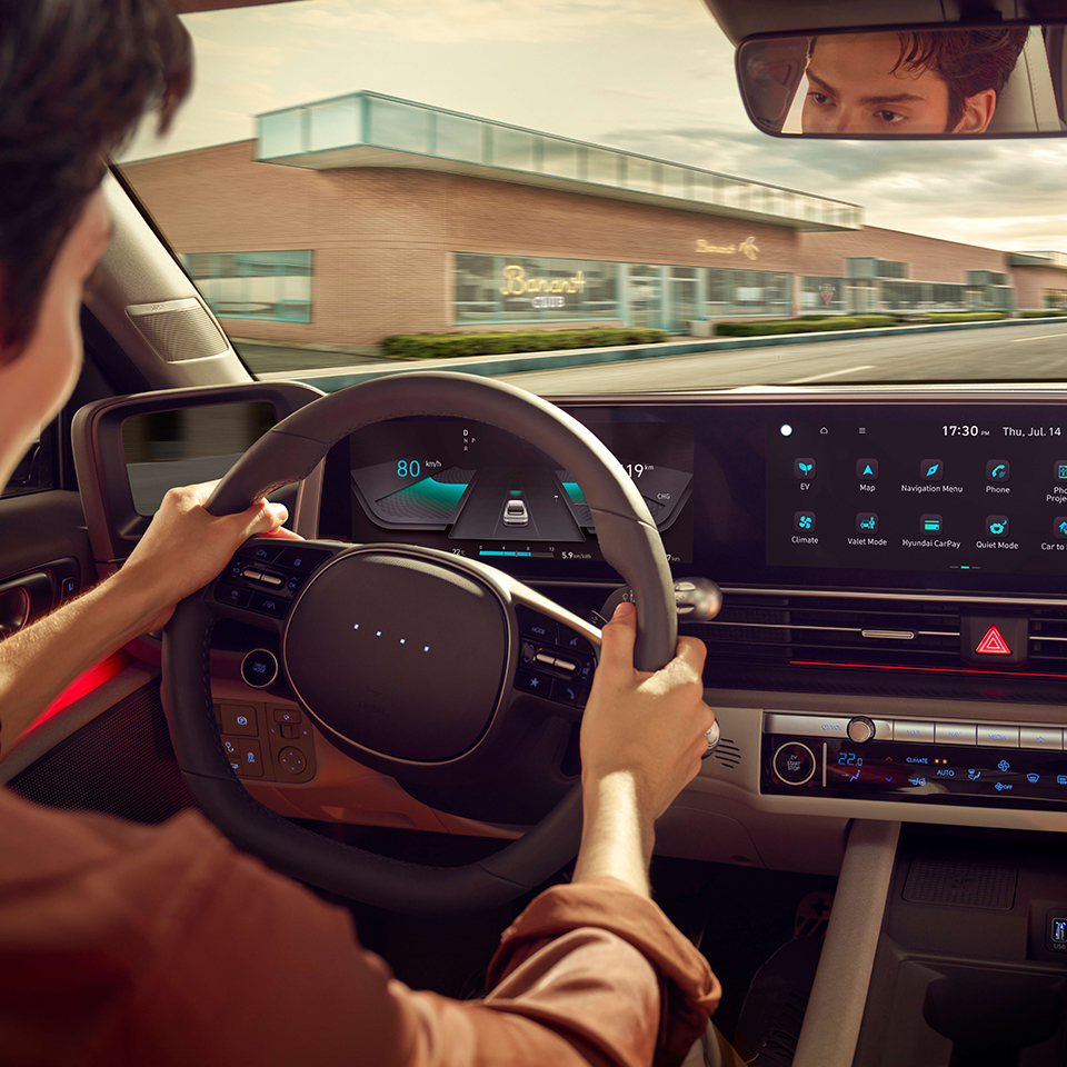 아이오닉 6를 운전 중인 한 남성의 모습
