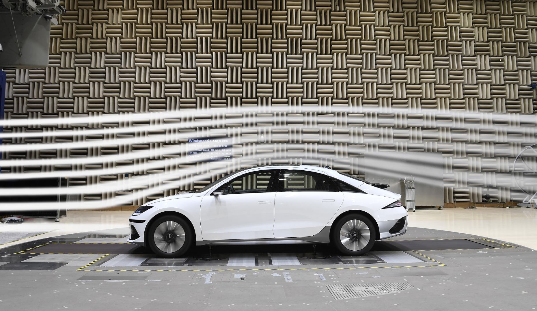 풍동시험실에서 테스트 중인 현대자동차 아이오닉 6의 옆모습