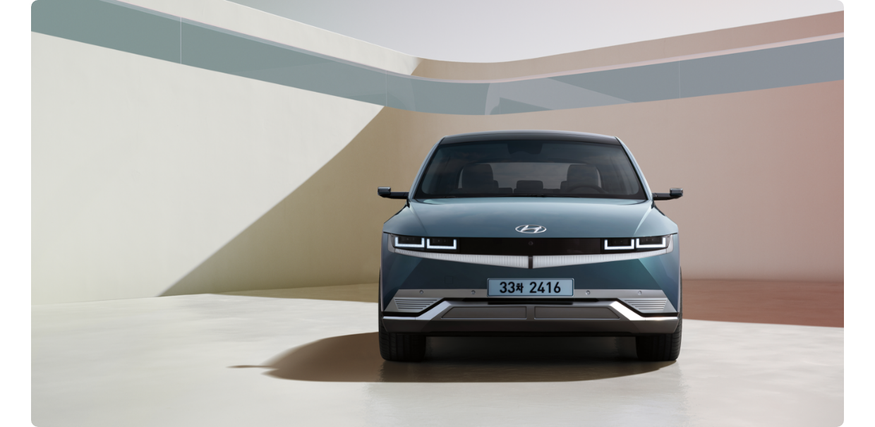 아이오닉 5가 정면에 선 모습