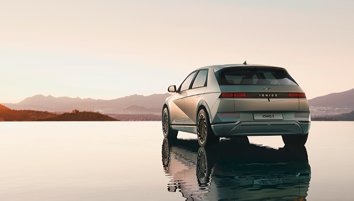 아이오닉 5의 후측면 모습