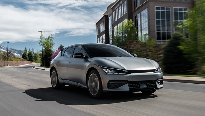 기아 EV6가 미국 도로에서 주행하는 모습