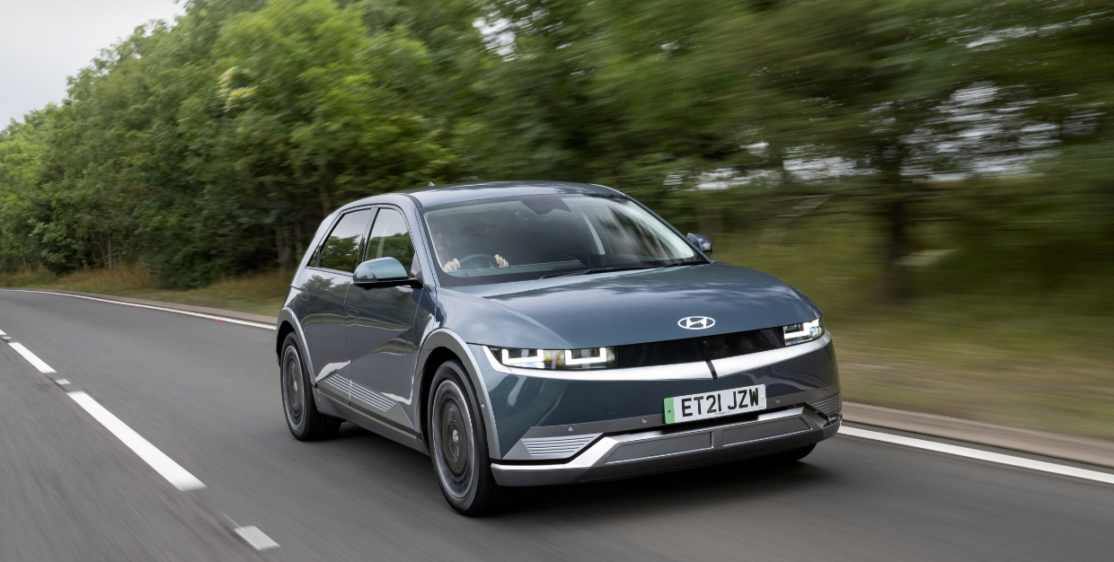 유럽에 수출된 아이오닉 5가 주행하는 모습