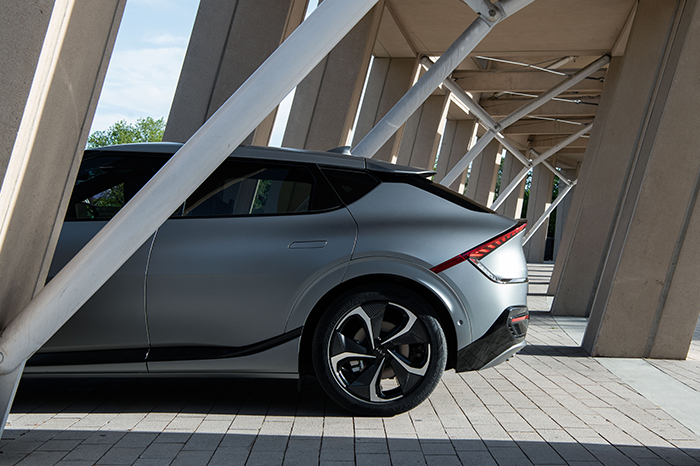 기아 EV6의 정측면 모습