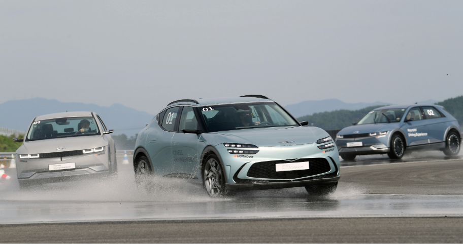젖은 노면 서킷을 달리고 있는 제네시스 GV60과 현대 아이오닉 5