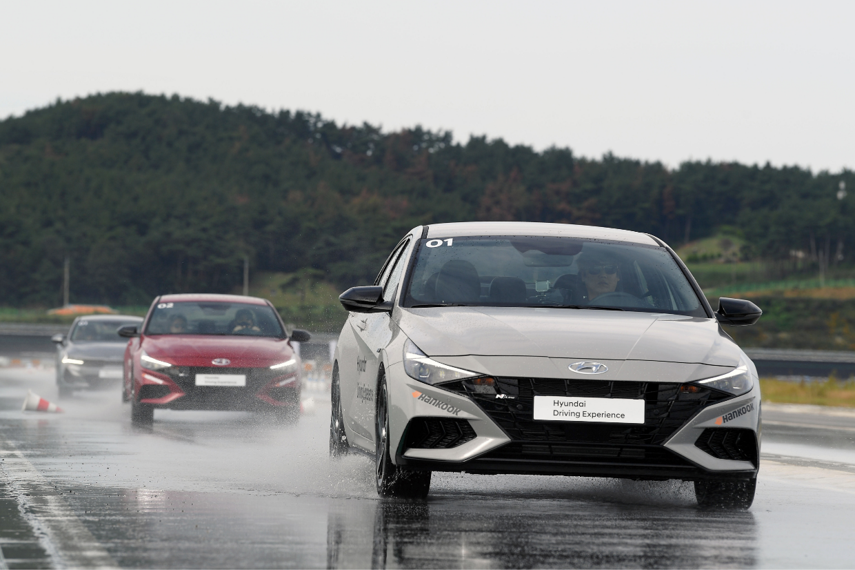 젖은 노면 서킷을 질주하고 있는 아반떼 N라인