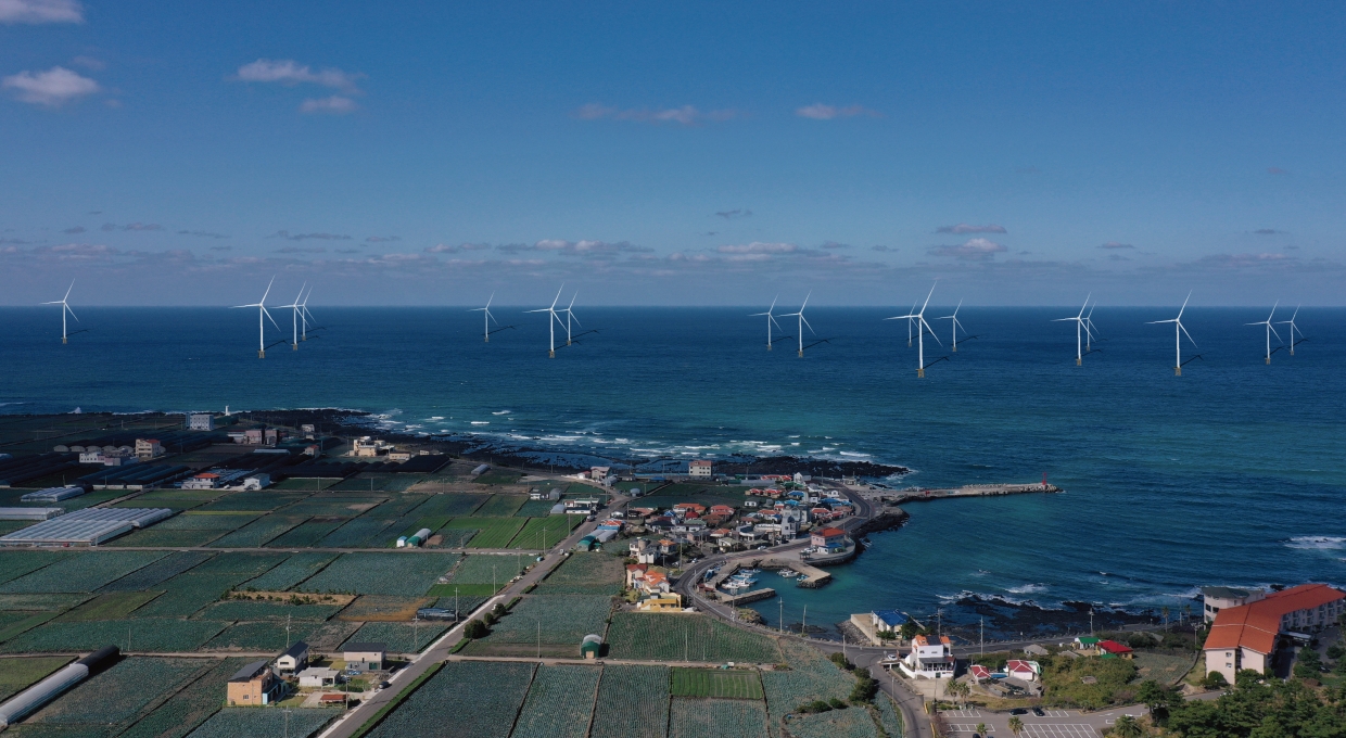 바다에 서 있는 풍력발전기