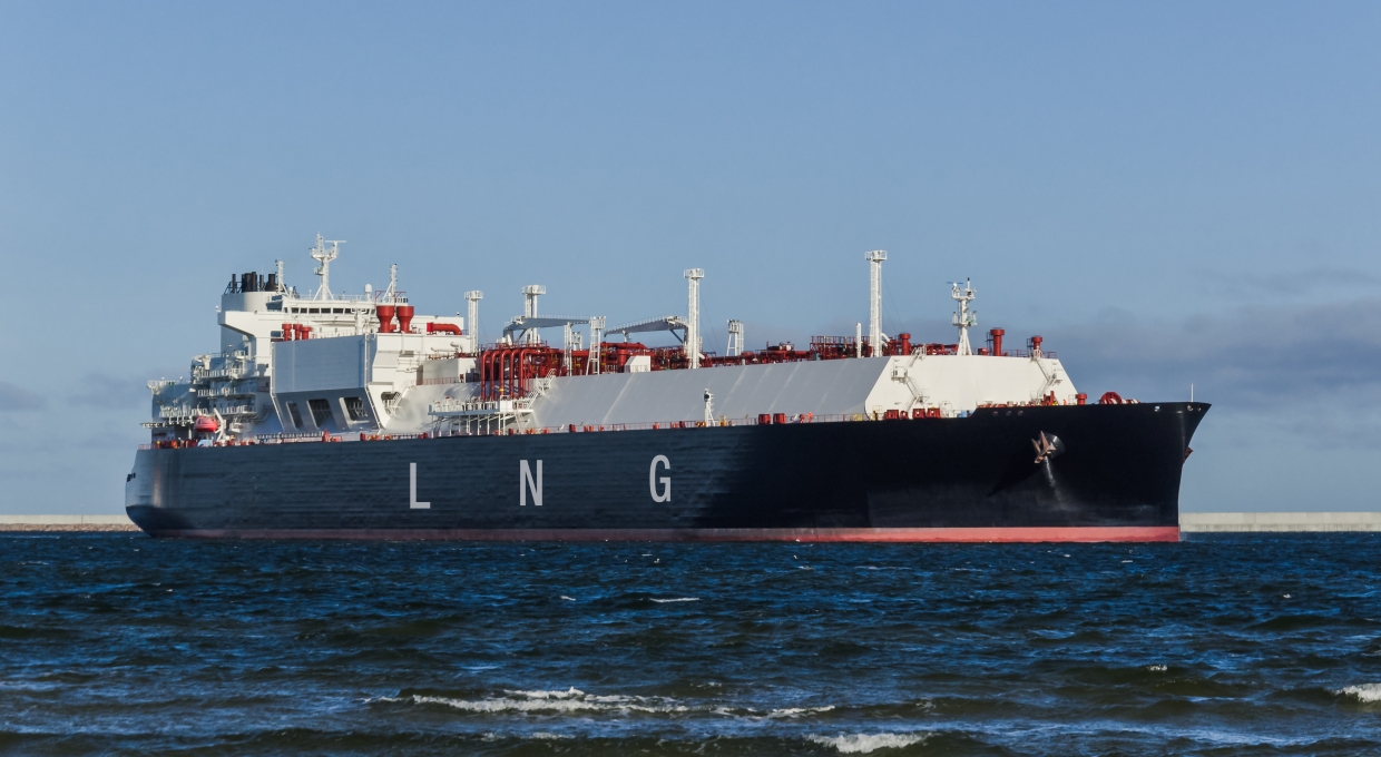 바다에 떠 있는 거대한 선박, LNG