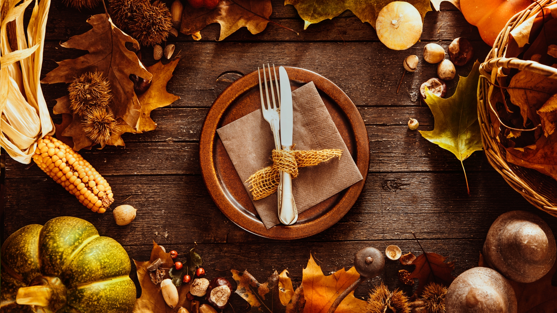 옥수수, 호박, 버섯, 밤 등 가을 식재료와 접시, 포크와 나이프