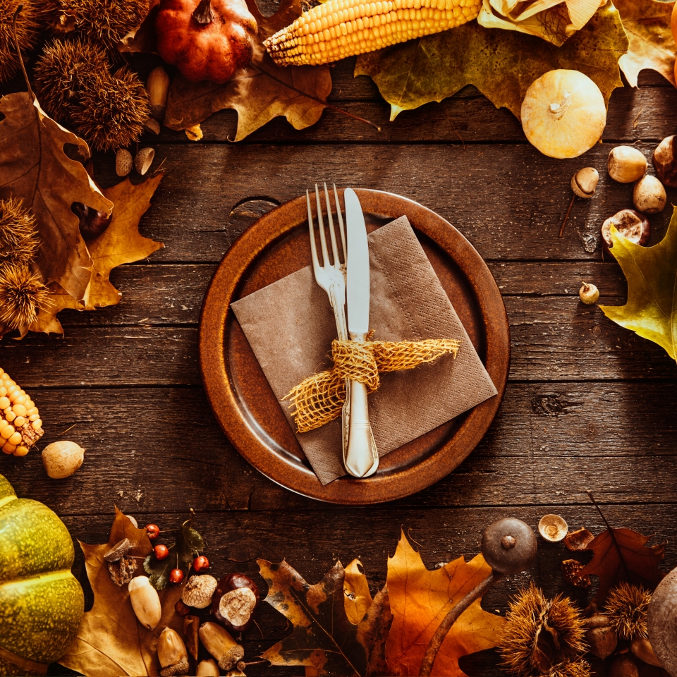 옥수수, 호박, 버섯, 밤 등 가을 식재료와 접시, 포크와 나이프