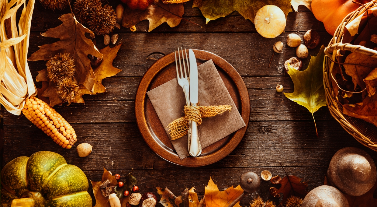 옥수수, 호박, 버섯, 밤 등 가을 식재료와 접시, 포크와 나이프