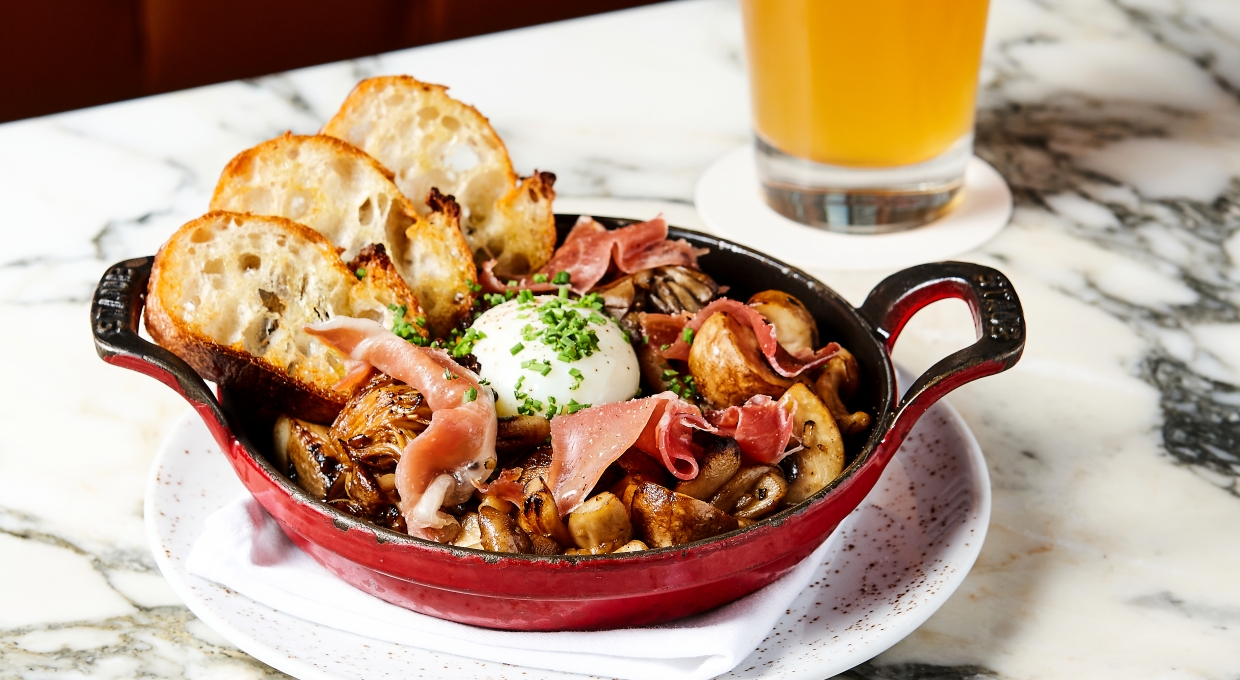 바게트와 수란, 하몽을 얹은 어쏘티드 머쉬룸