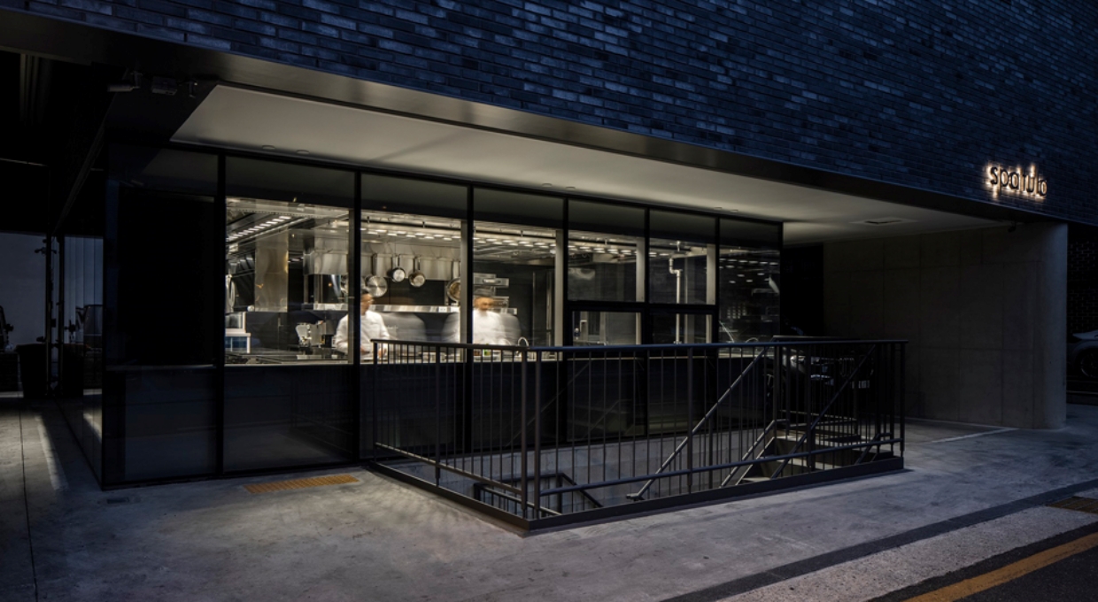 불이 환하게 켜져 있는 미식 연구소 스패출러 키친