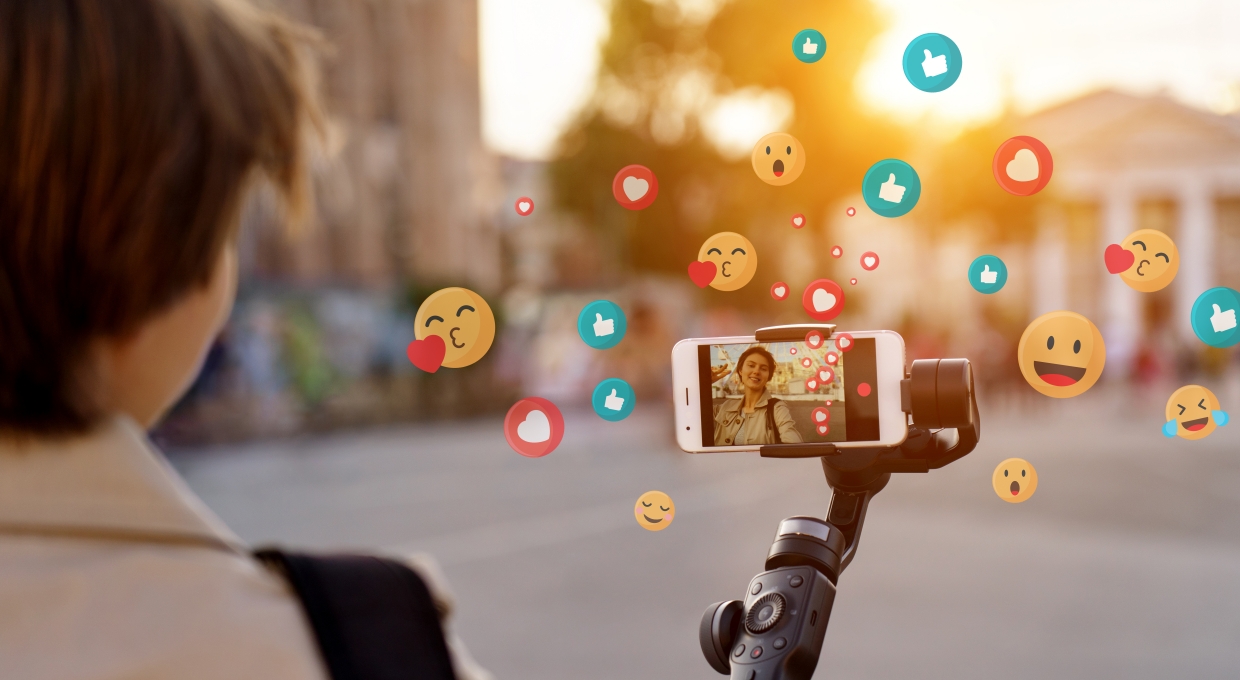 스마트폰으로 영상 촬영을 하는 사람