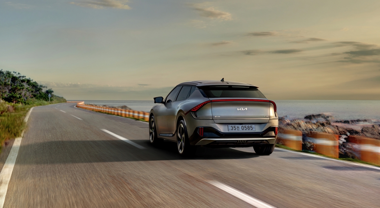 바다 옆 도로를 주행하는 The Kia EV6 GT의 후측면부