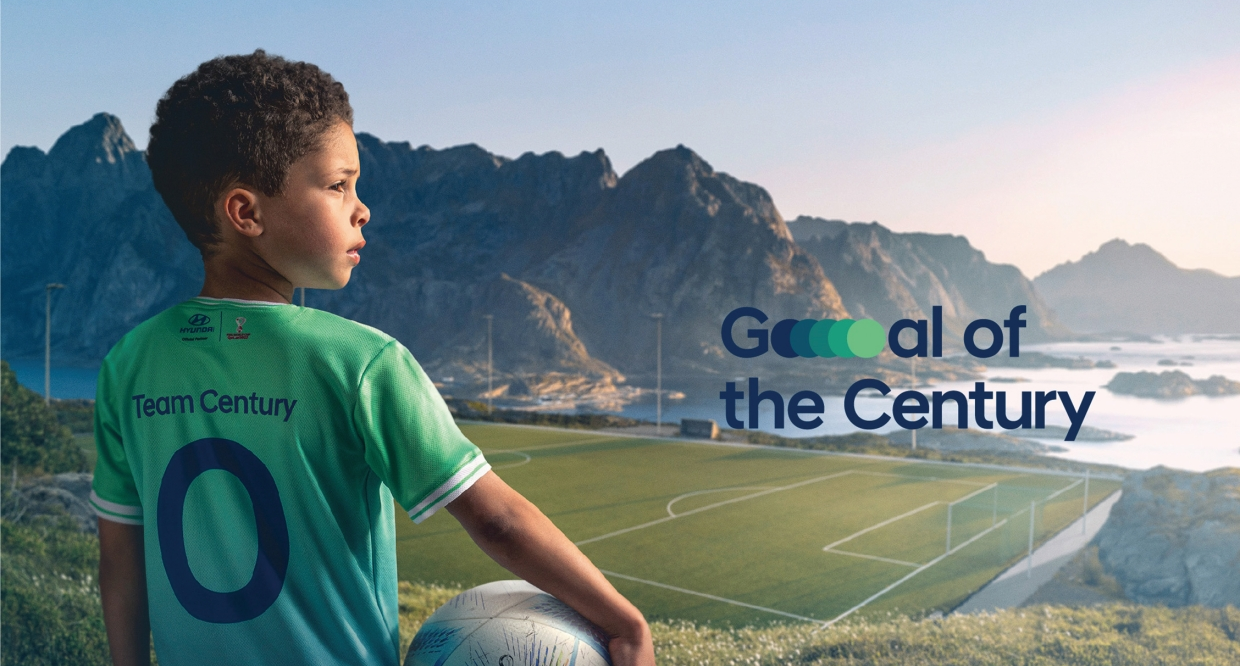 팀 센츄리 옷을 입고 있는 아이의 모습