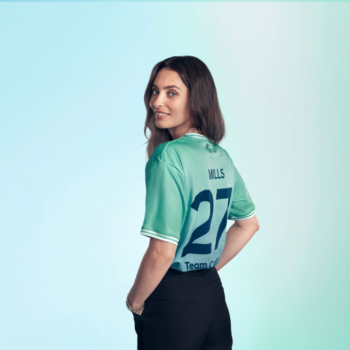 팀 센츄리의 새로운 멤버로 합류한 엘라 밀스