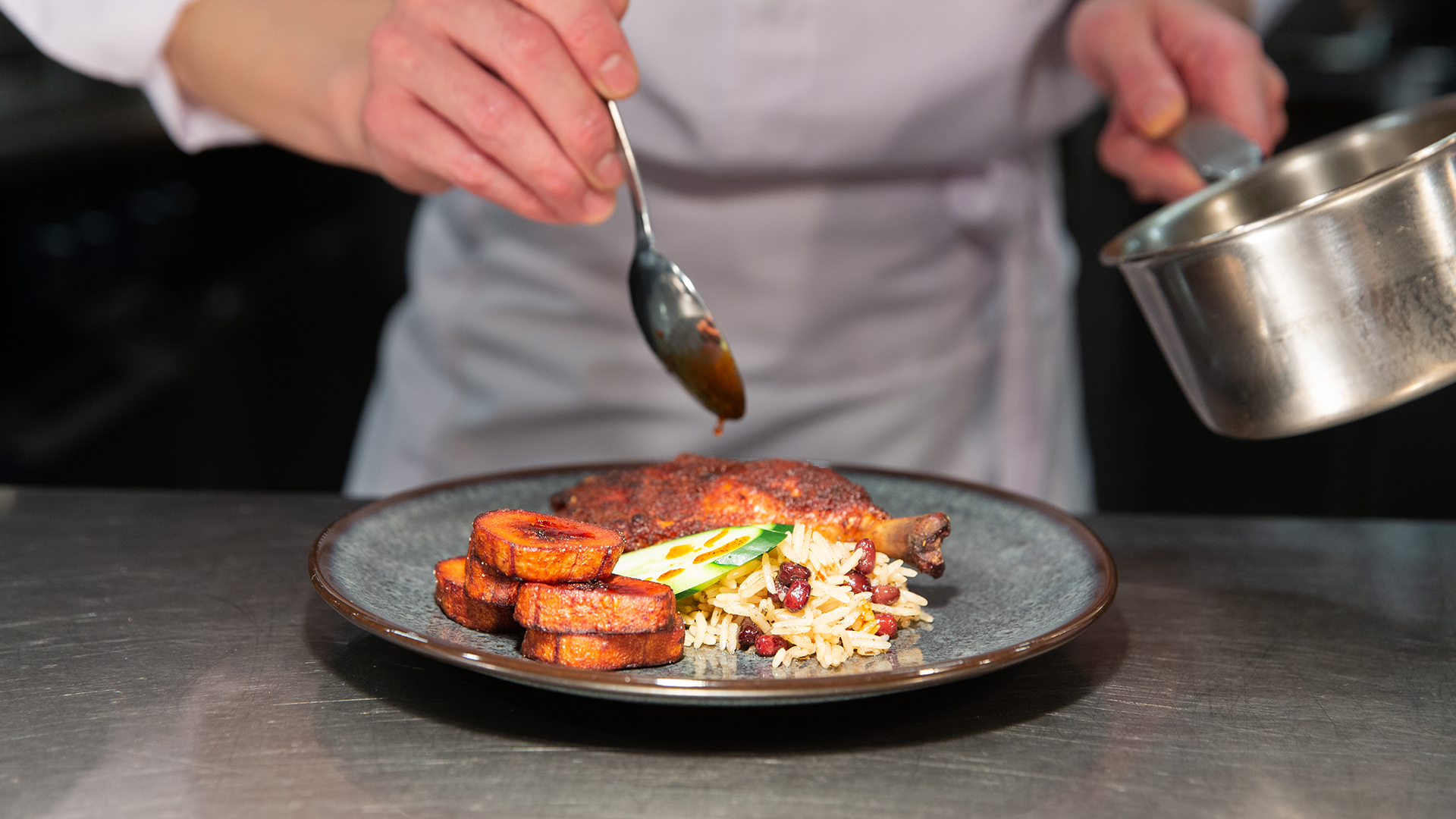 음식을 그릇에 담고 있는 모습