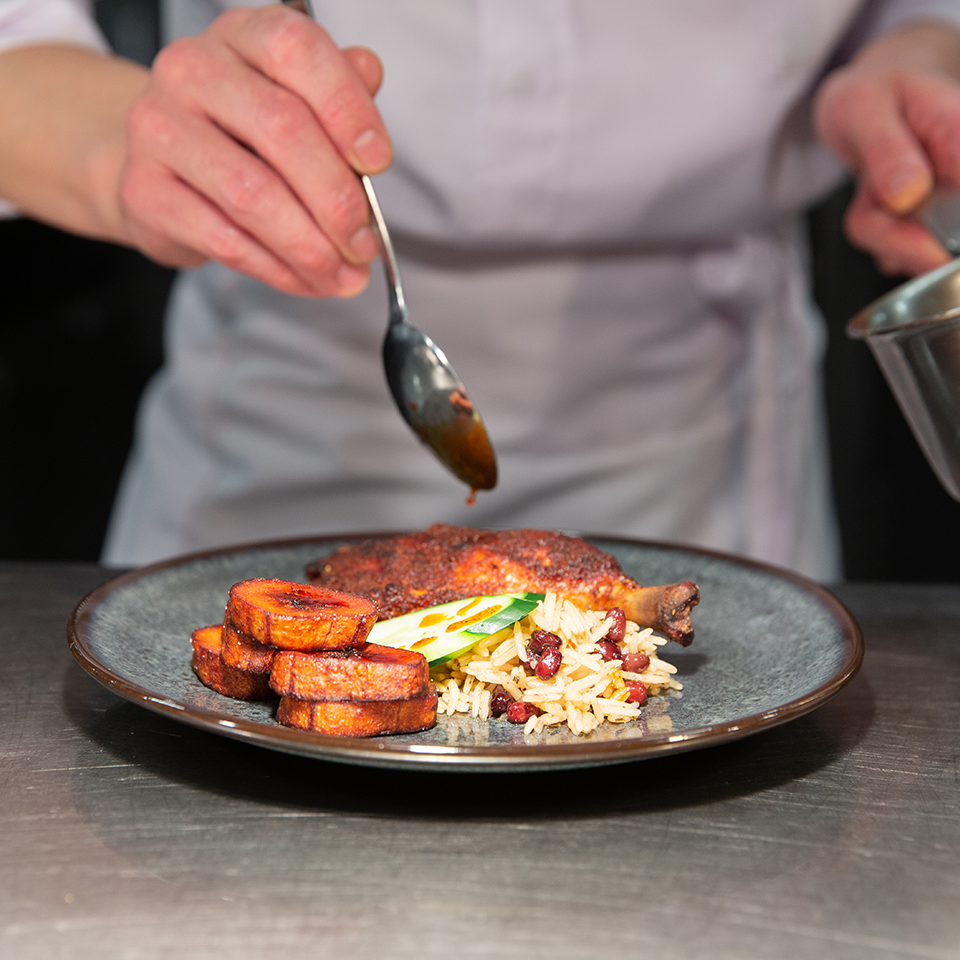 음식을 그릇에 담고 있는 모습