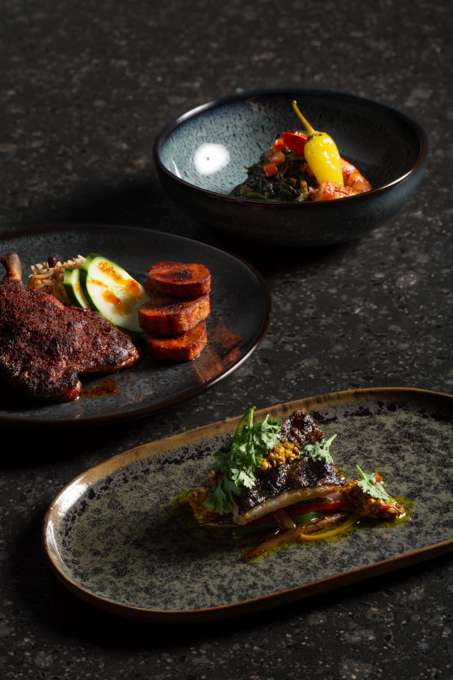 정갈하게 담겨있는 카리브 지역 음식 사진