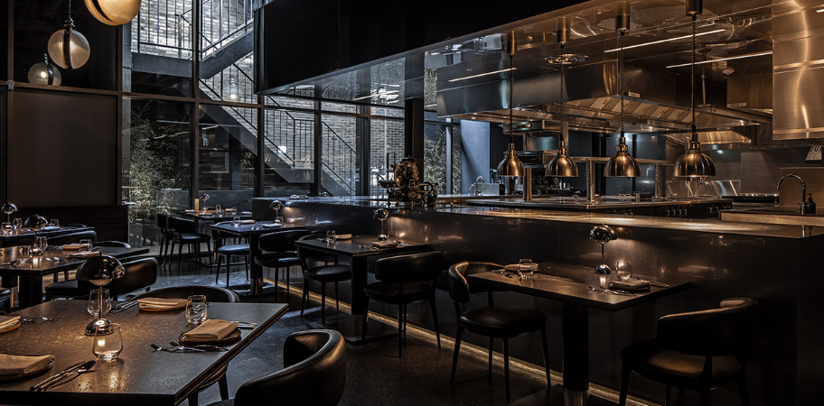 스패출러의 차분한 분위기가 풍기는 실내 전경