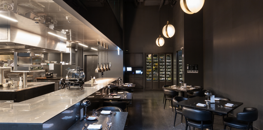 스패출러의 주방과 테이블 모습