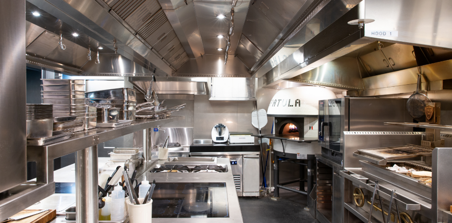 여러 화구와 오븐, 식기들이 있는 스패출러 주방 전경 사진